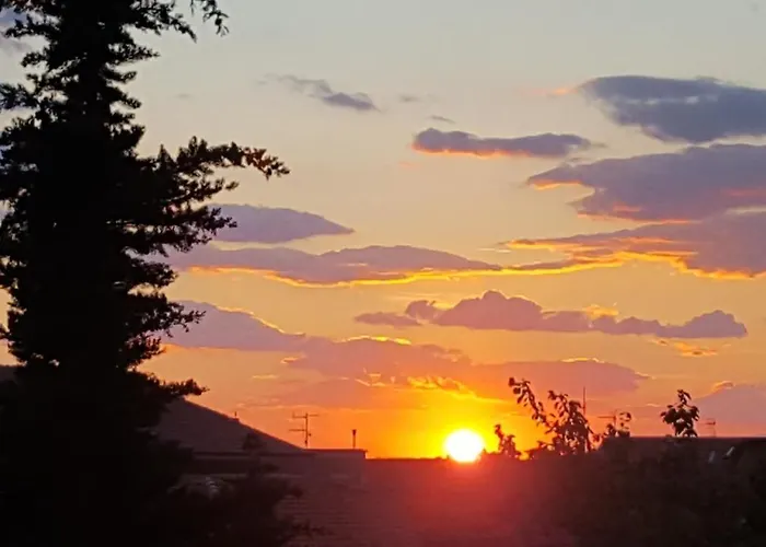住宿加早餐酒店 La Del Faro 斯卡莱阿