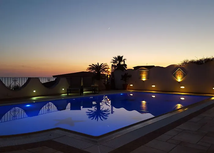 住宿加早餐酒店 La Del Faro 斯卡莱阿