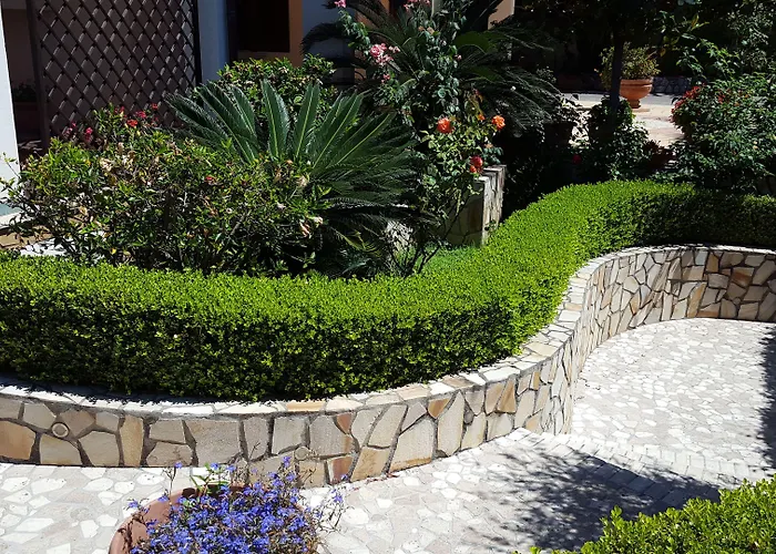 住宿加早餐酒店 La Del Faro 斯卡莱阿